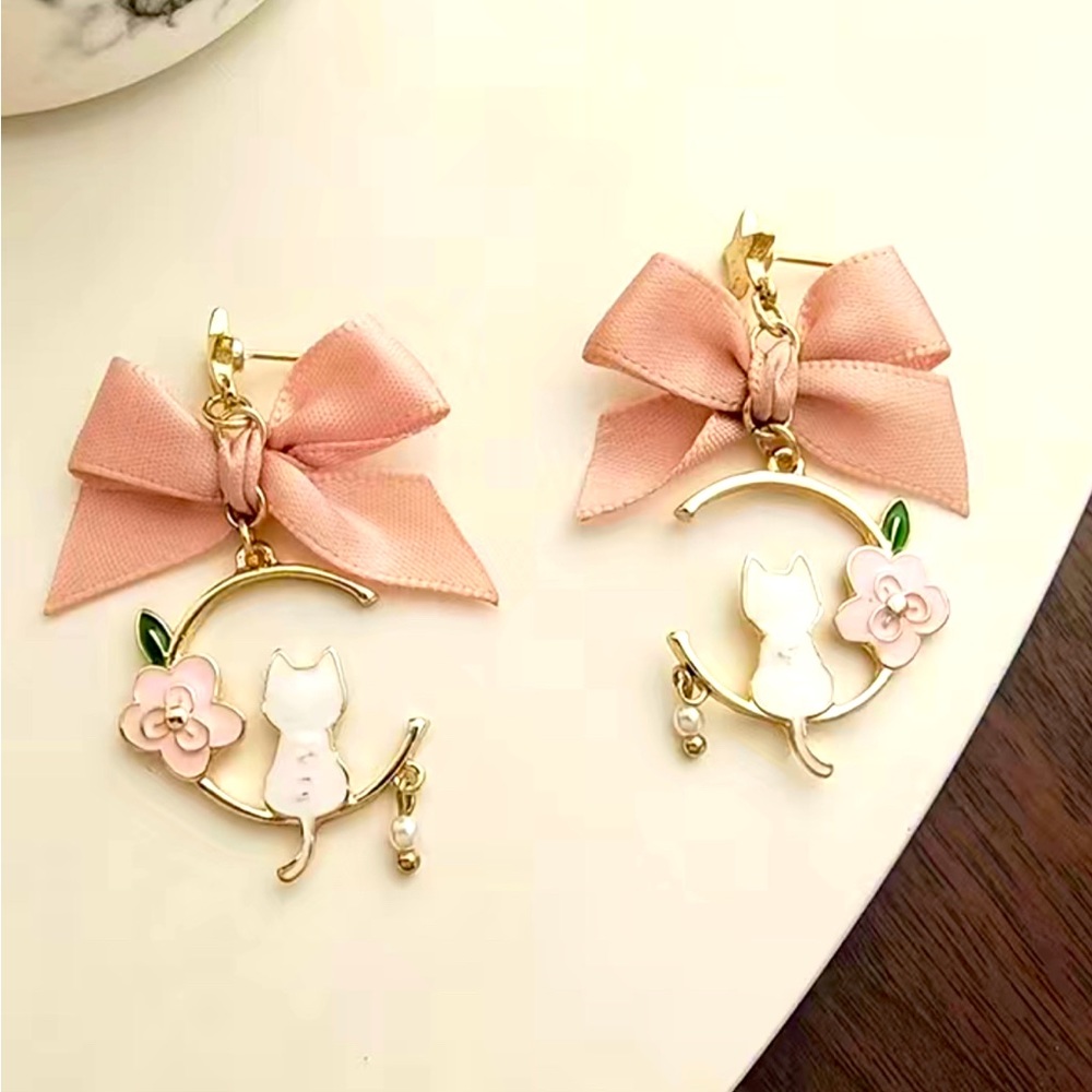 White Cat 🐈 with Cute Pink Big Bowknot Earrings Hollow Out Flower 🌸
